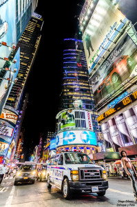 policía en times square negro en patineta tokina enfoque y foto para facebook