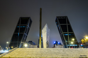 torres kio madrid nocturna enfoque y foto para facebook