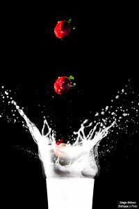 bodegon splash fresas con leche d750 para enfoque y foto para facebook
